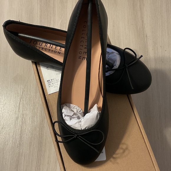 Journee Collection Women's Black Flats with Bow - Picture 2 of 6